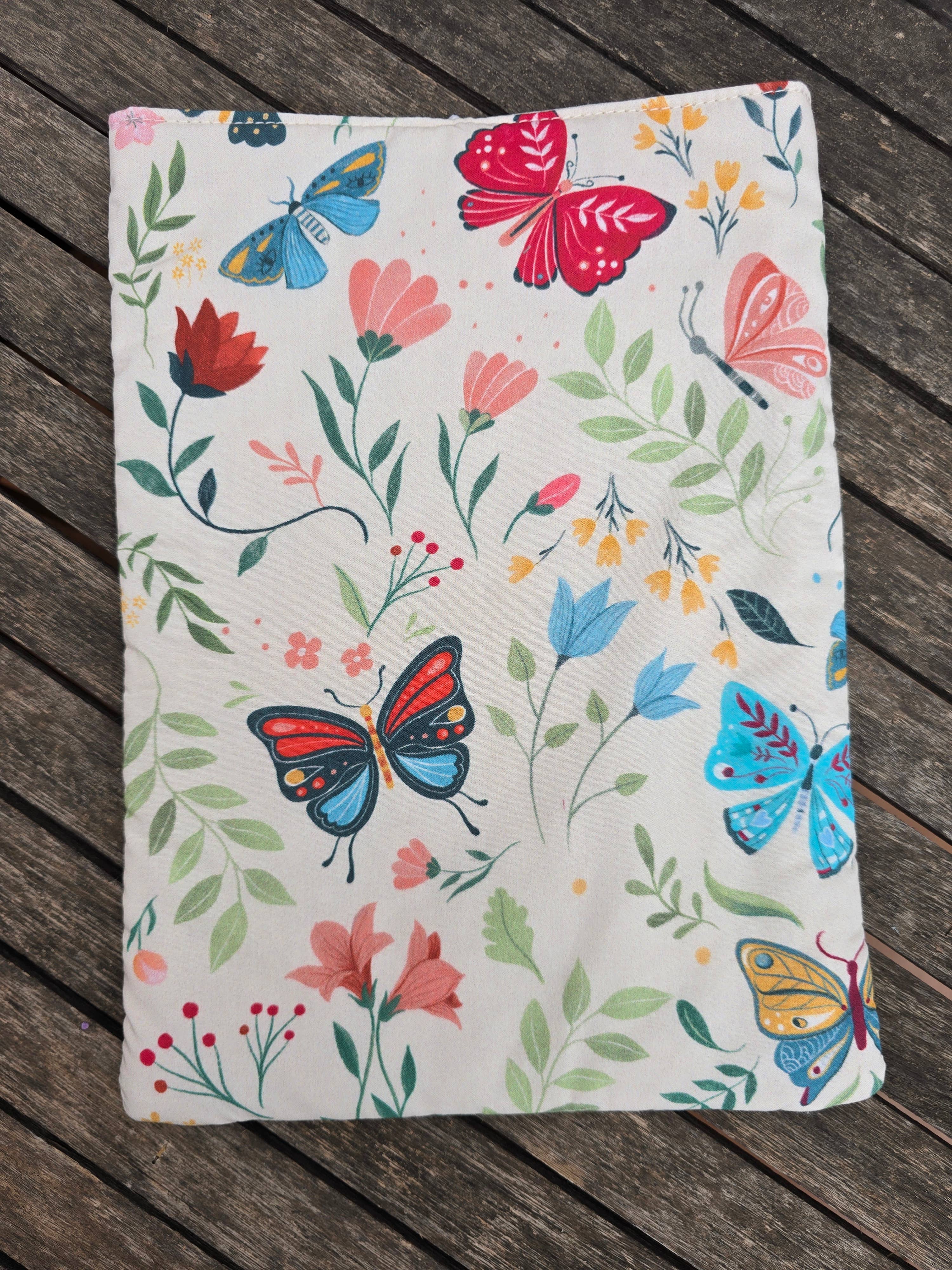 Housse de livre matelassée papillons colorés fond écru: M