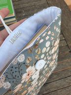 Housse de livre matelassée grise avec fleurs blanches et saumon : L