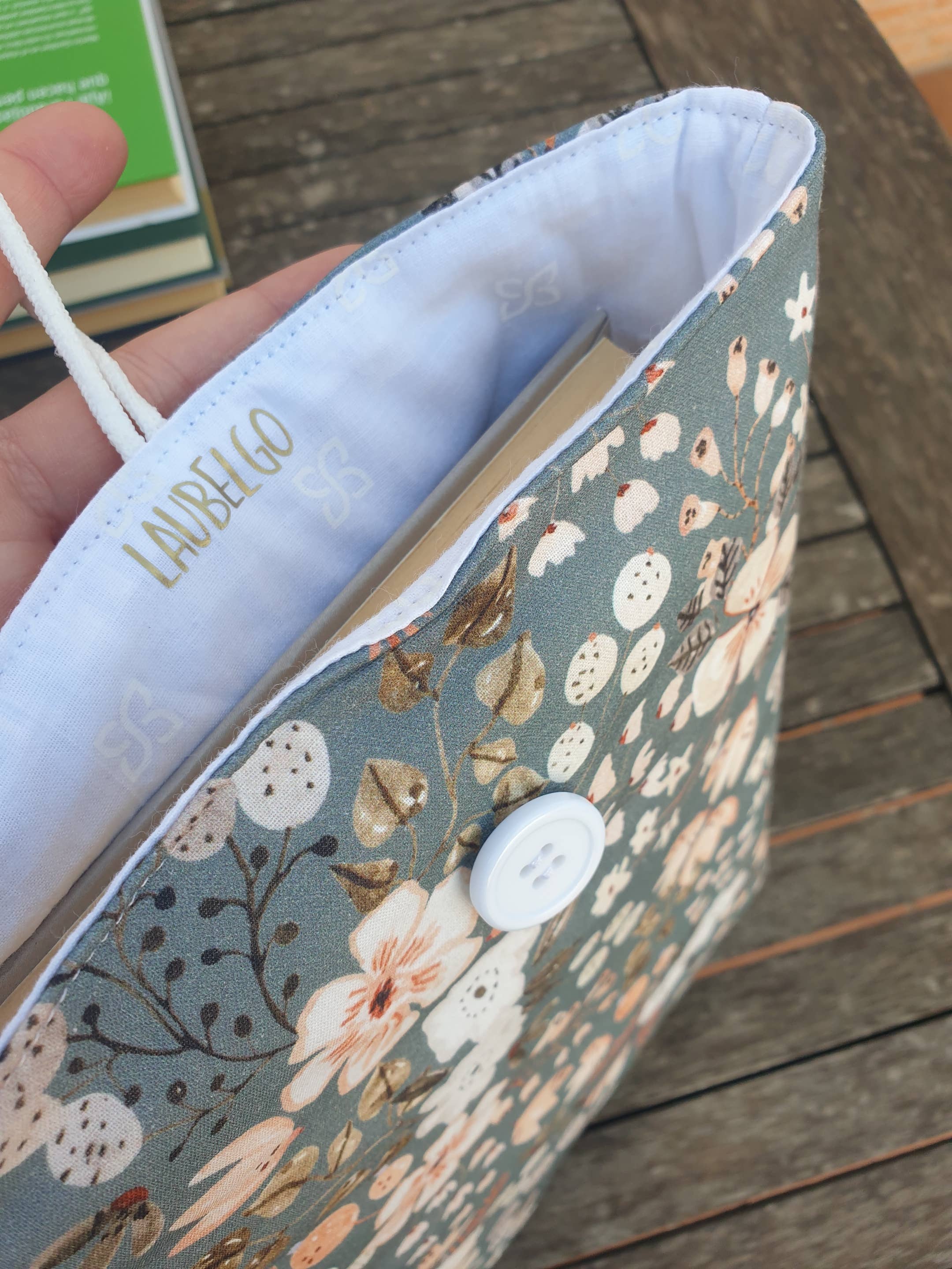 Housse de livre matelassée grise avec fleurs blanches et saumon : L