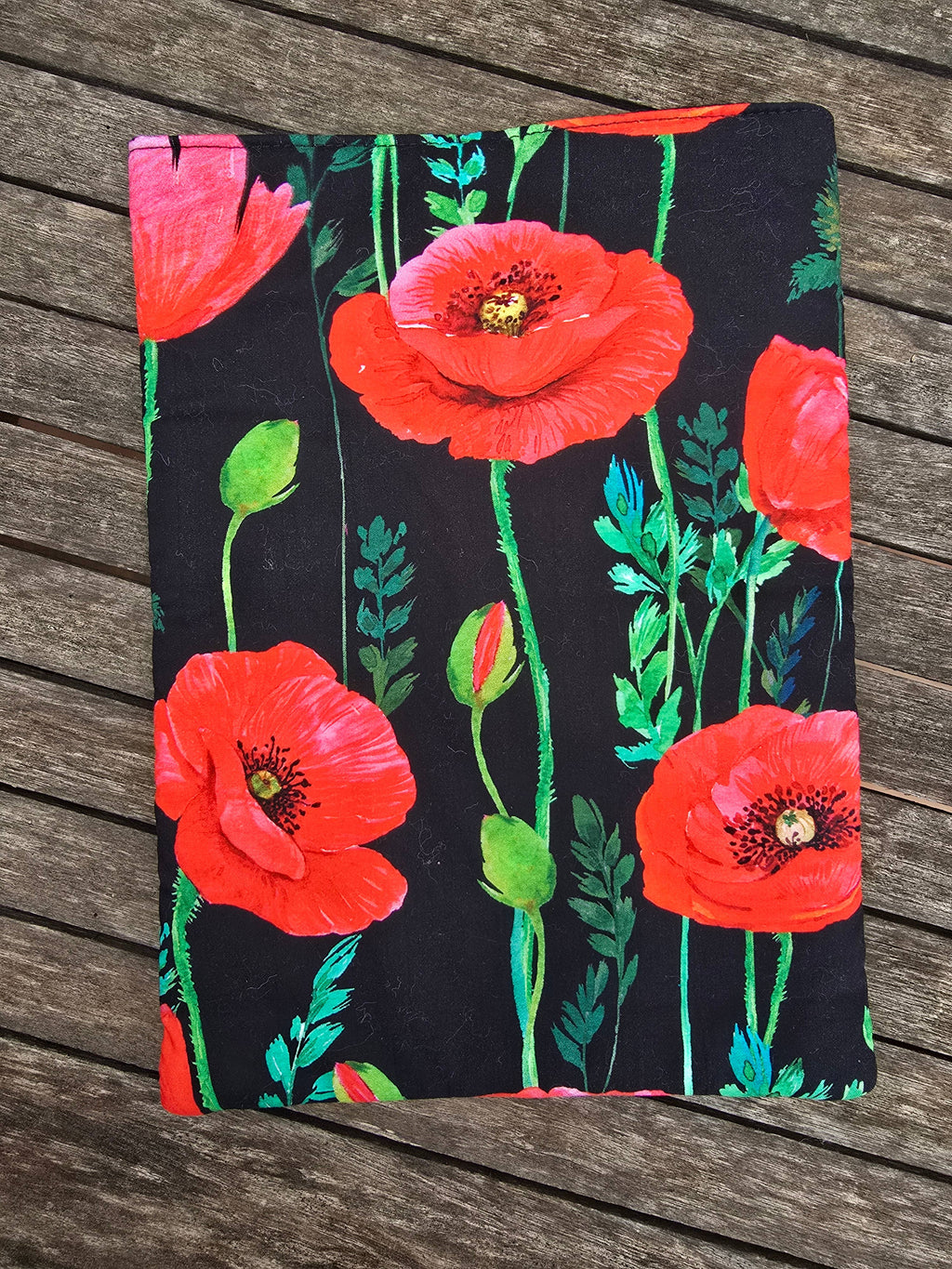 Housse de livre matelassée fleurs rouges fond noir : M