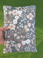 Housse de livre matelassée grise avec fleurs blanches et saumon : L