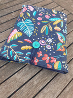 Housse de livre matelassée bleu marine à fleurs colorées : S