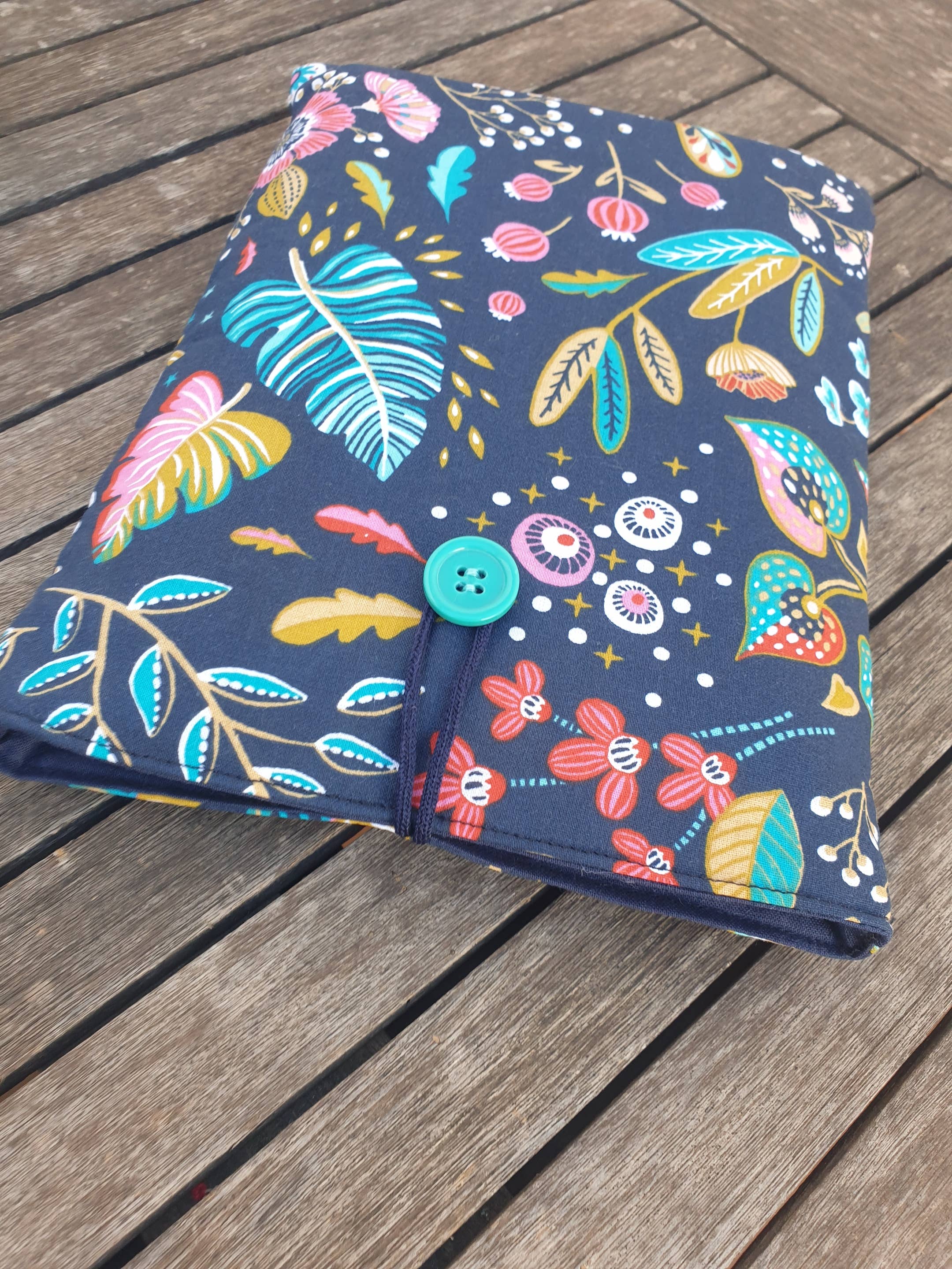 Housse de livre matelassée bleu marine à fleurs colorées : S