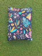 Housse de livre matelassée bleu marine à fleurs colorées : S