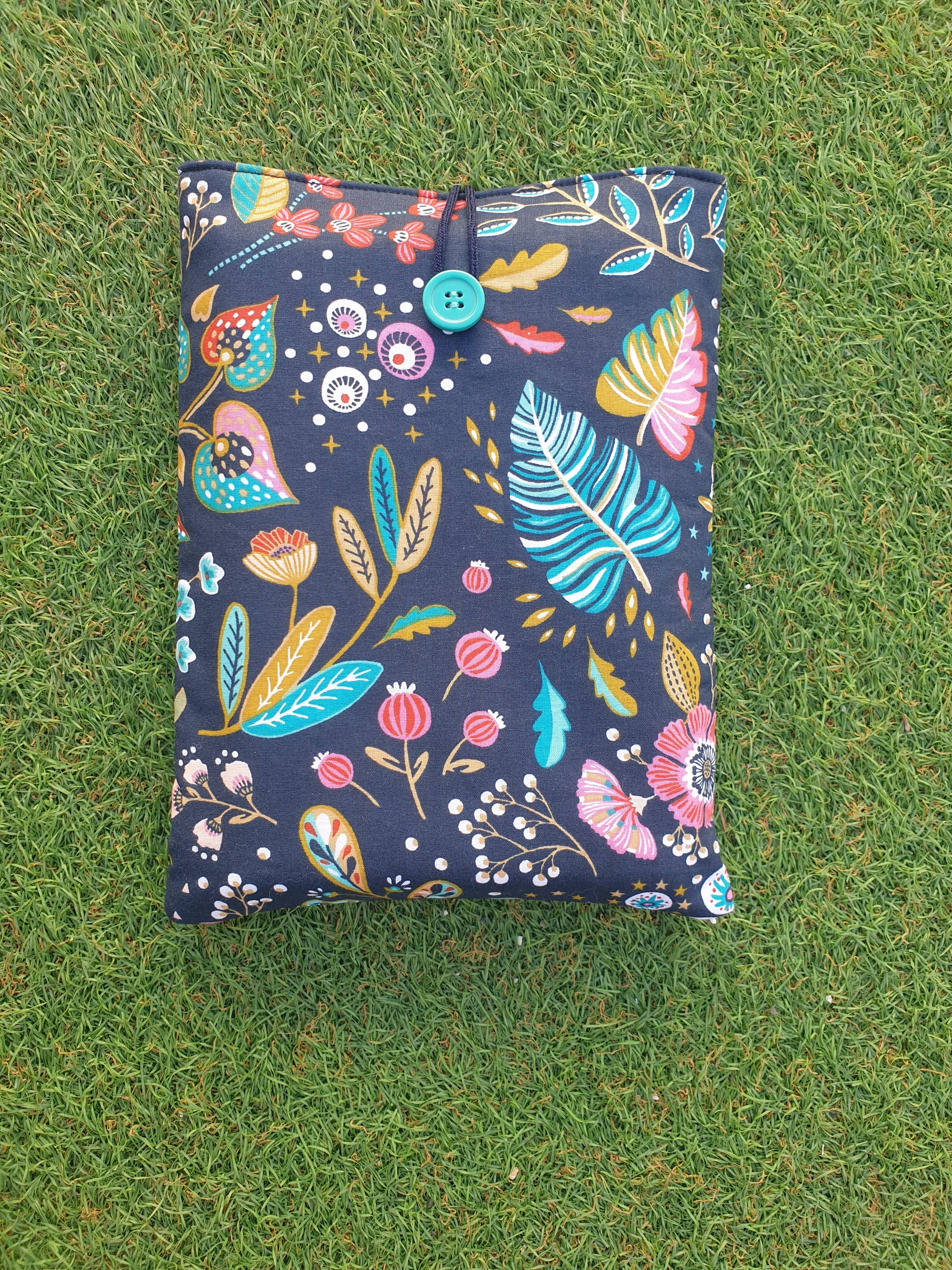 Housse de livre matelassée bleu marine à fleurs colorées : S