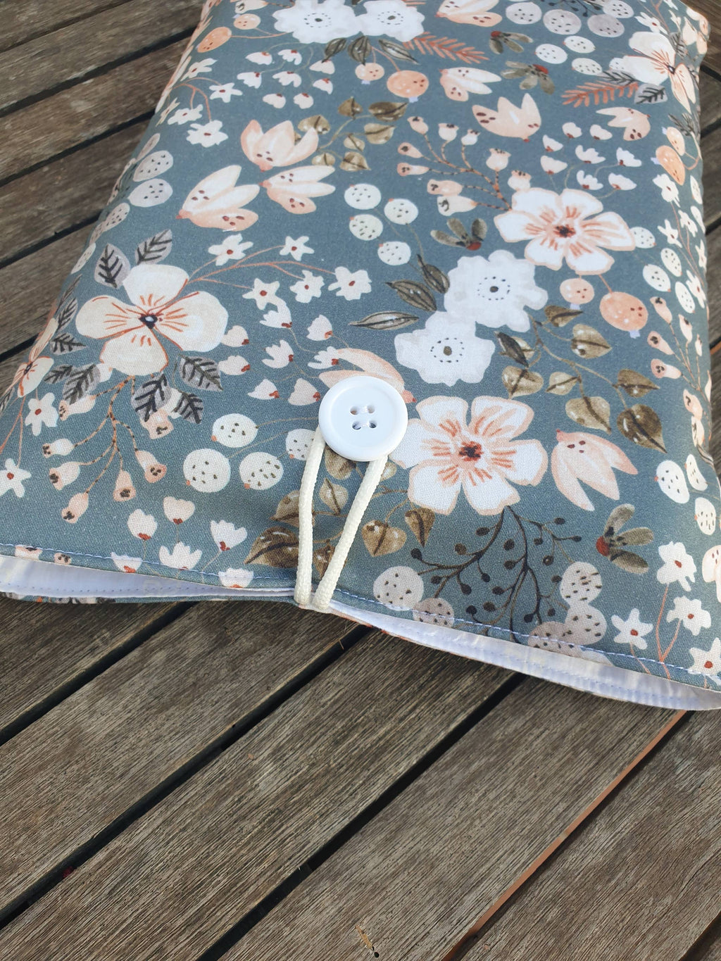 Housse de livre matelassée grise avec fleurs blanches et saumon : L
