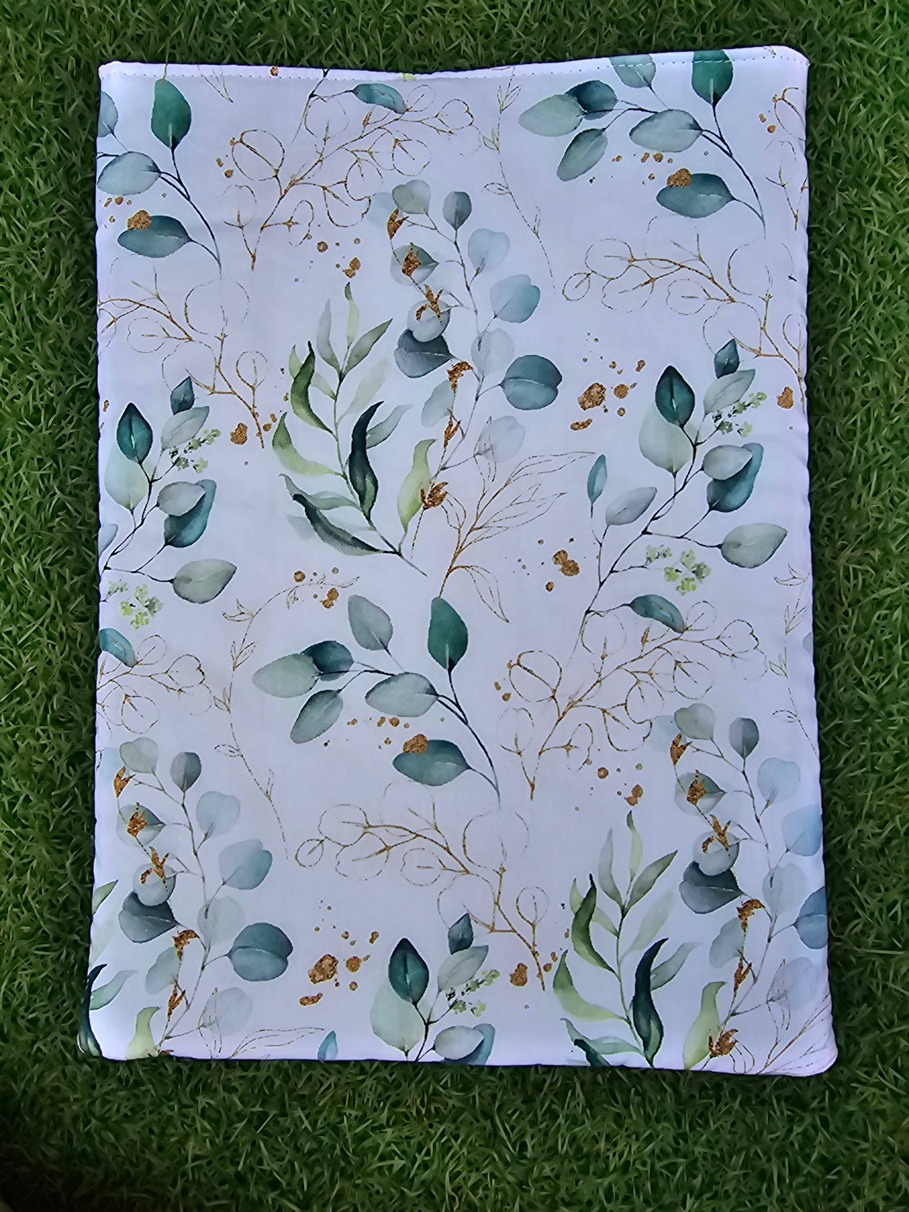 Housse de livre matelassée feuilles d'eucalyptus fond blanc: M