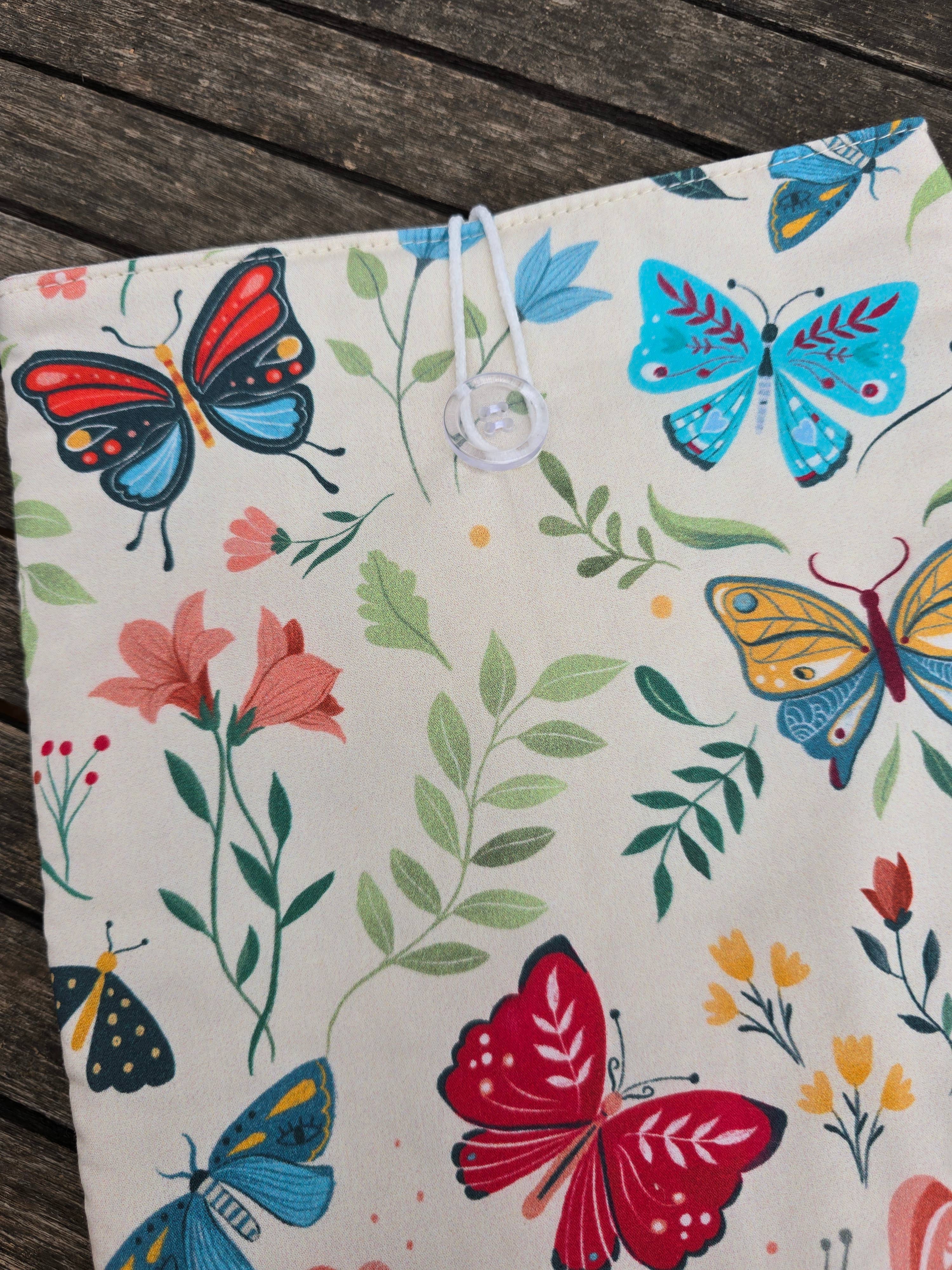 Housse de livre matelassée papillons colorés fond écru: M