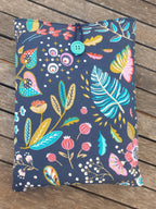 Housse de livre matelassée bleu marine à fleurs colorées : S
