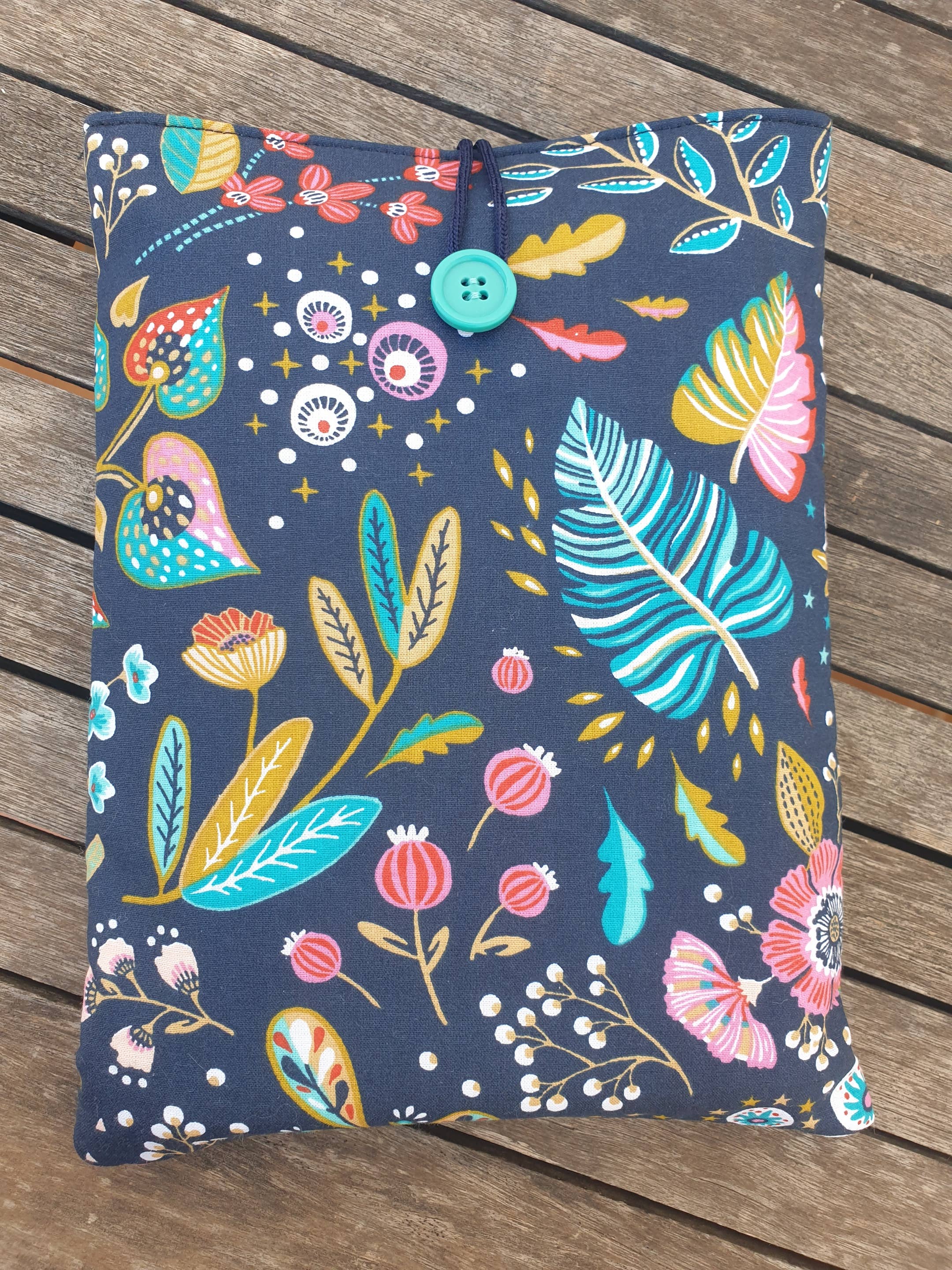 Housse de livre matelassée bleu marine à fleurs colorées : S