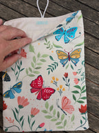 Housse de livre matelassée papillons colorés fond écru: M