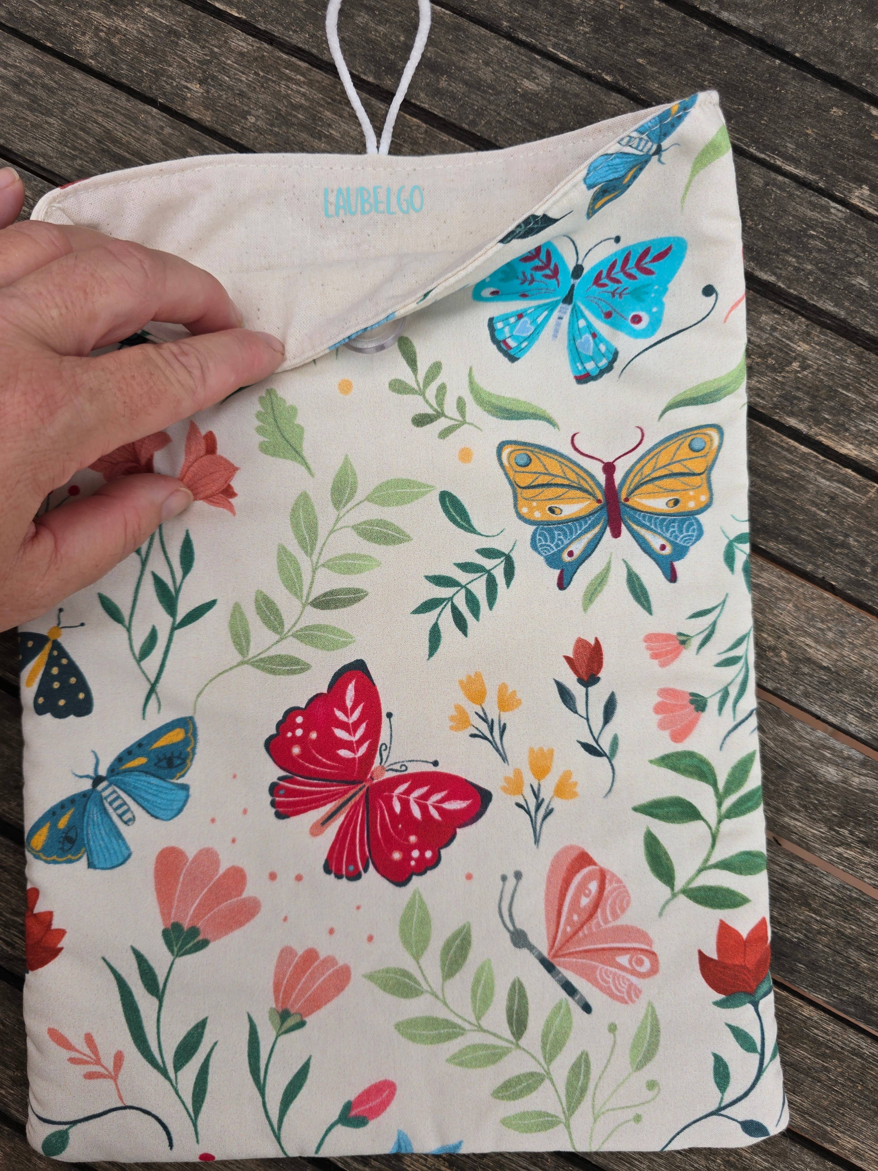 Housse de livre matelassée papillons colorés fond écru: M
